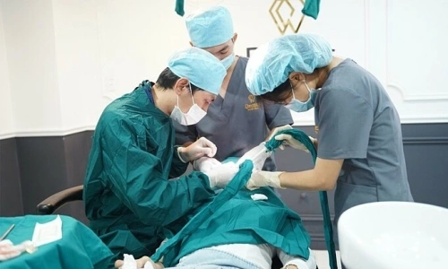 Khách nước ngoài ca ngợi làm răng ở TP HCM tốt, rẻ